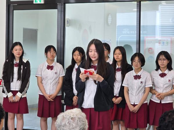 인성동아리 경로당 방문 이미지