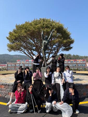4월 '온길' 인성동아리 교내 환경정화 봉사활동 이미지